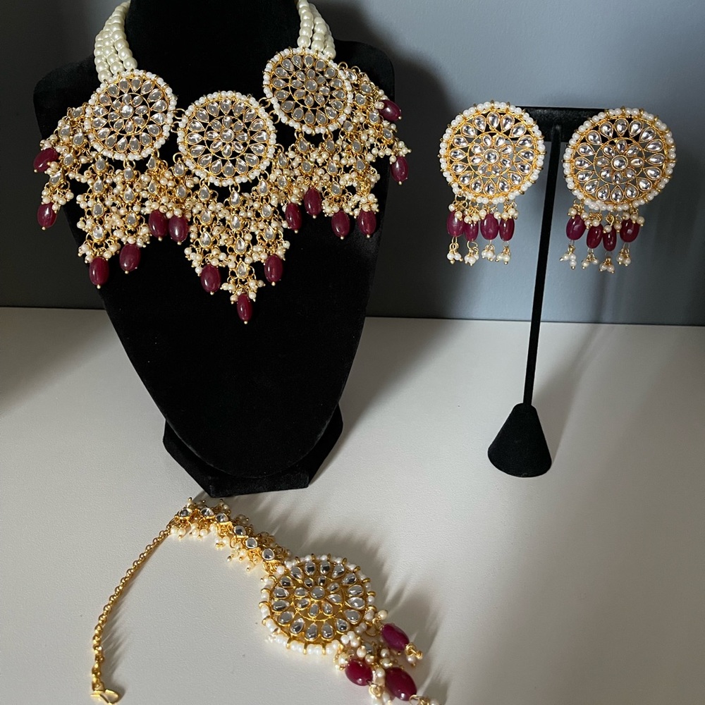 Necklace with earring and tikka